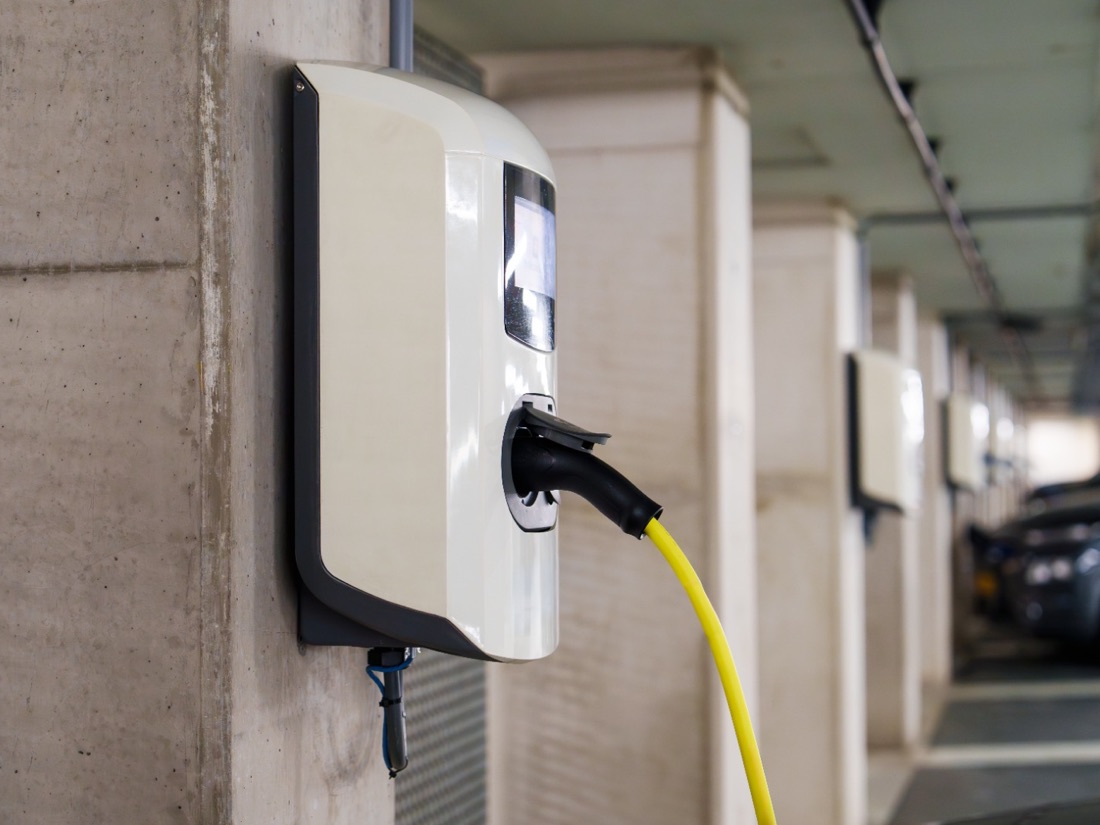 Cargador de pared para auto eléctrico en estacionamiento