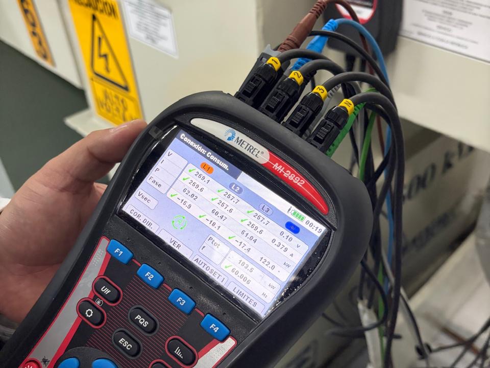 Analizador de calidad de la energía Clase A durante la medición