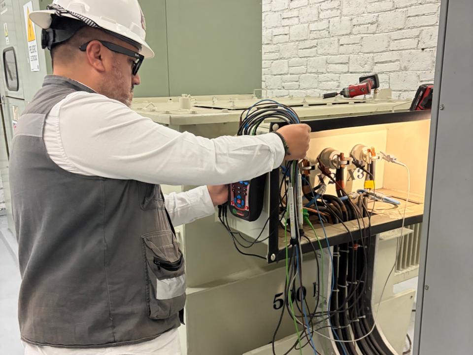 Técnico de Vemsa instrumentando un transformador de 500 kVA