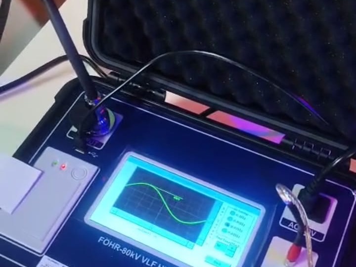Equipo de pruebas VLF durante el ensayo