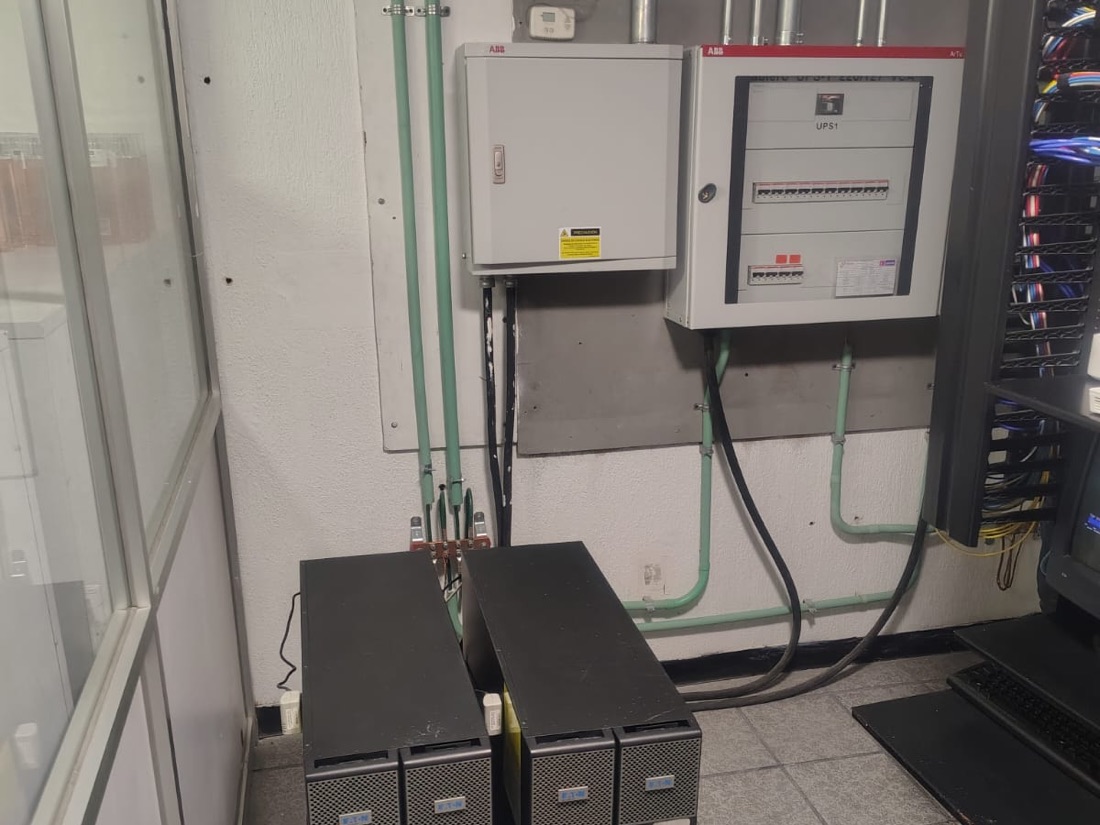 Banco de baterías y tablero de un sistema UPS