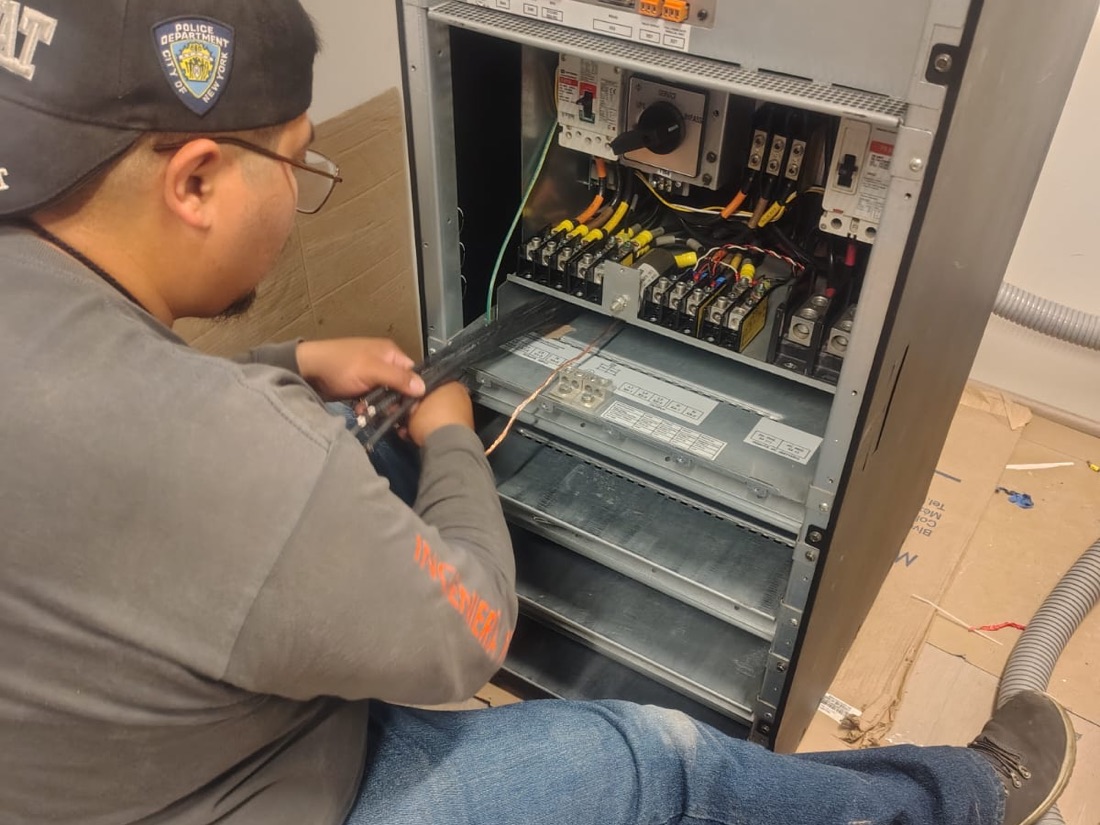 Trabajo en el interior del gabinete de un UPS